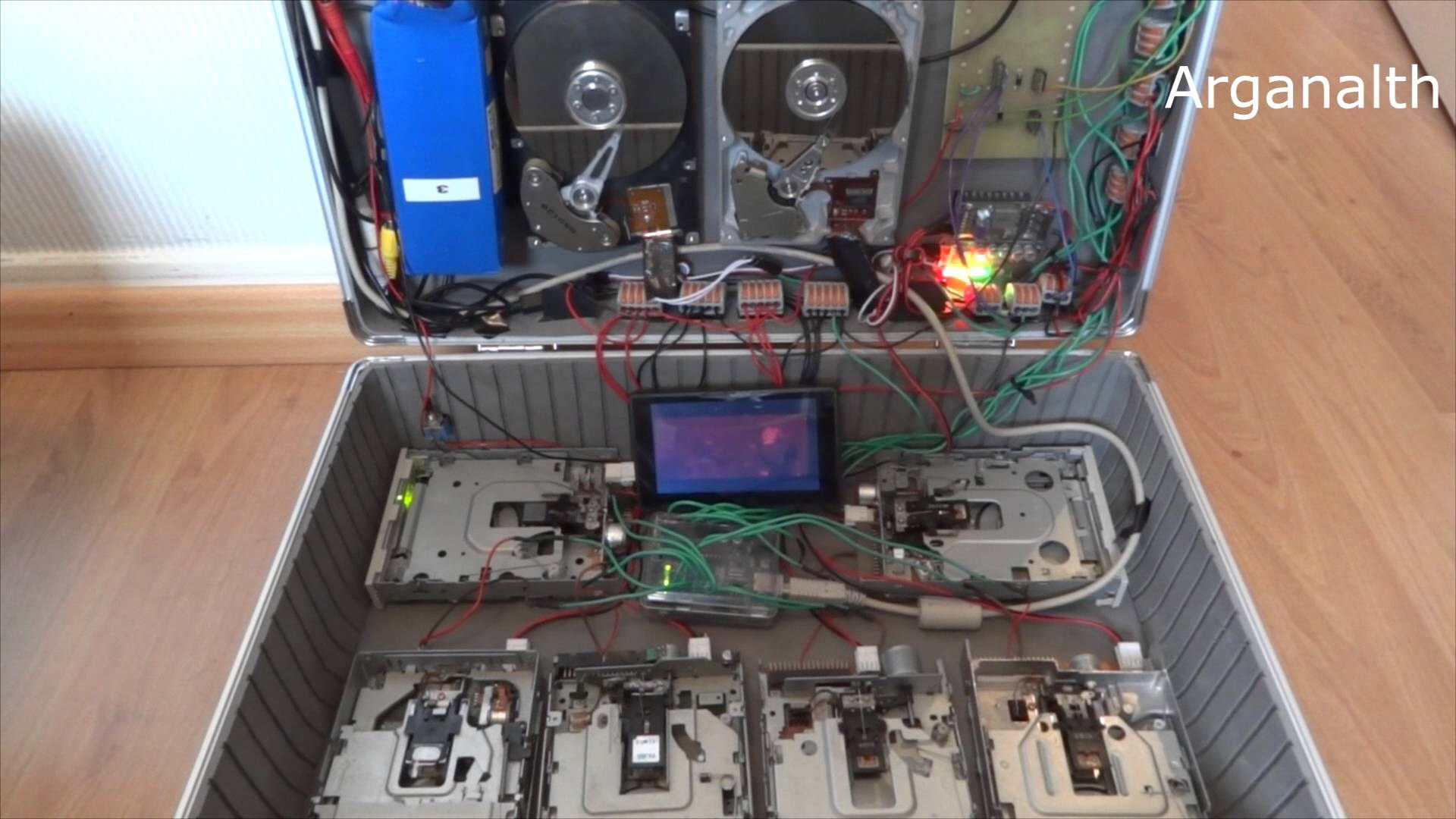 HDD i Floppy Music izvode: Nirvanu - Smells Like Teen Spirit