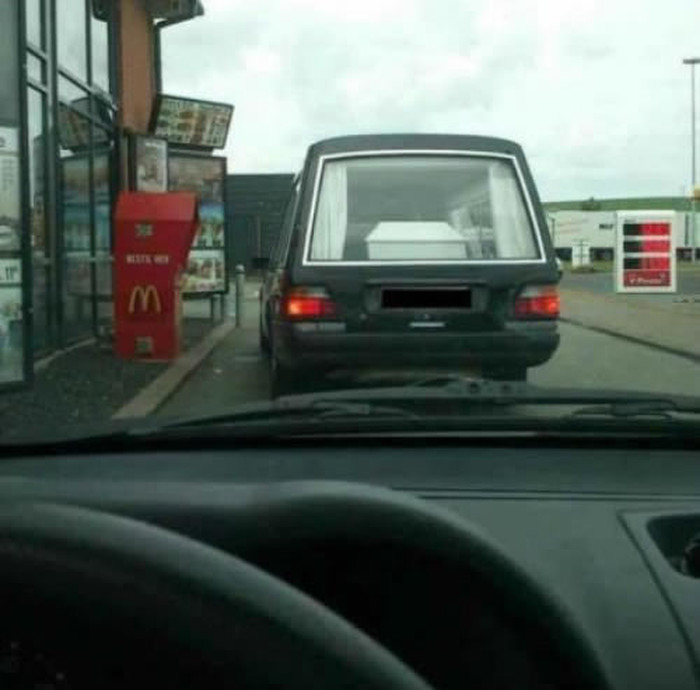 S mrtvacem u drive-in po hamburger i sokić?