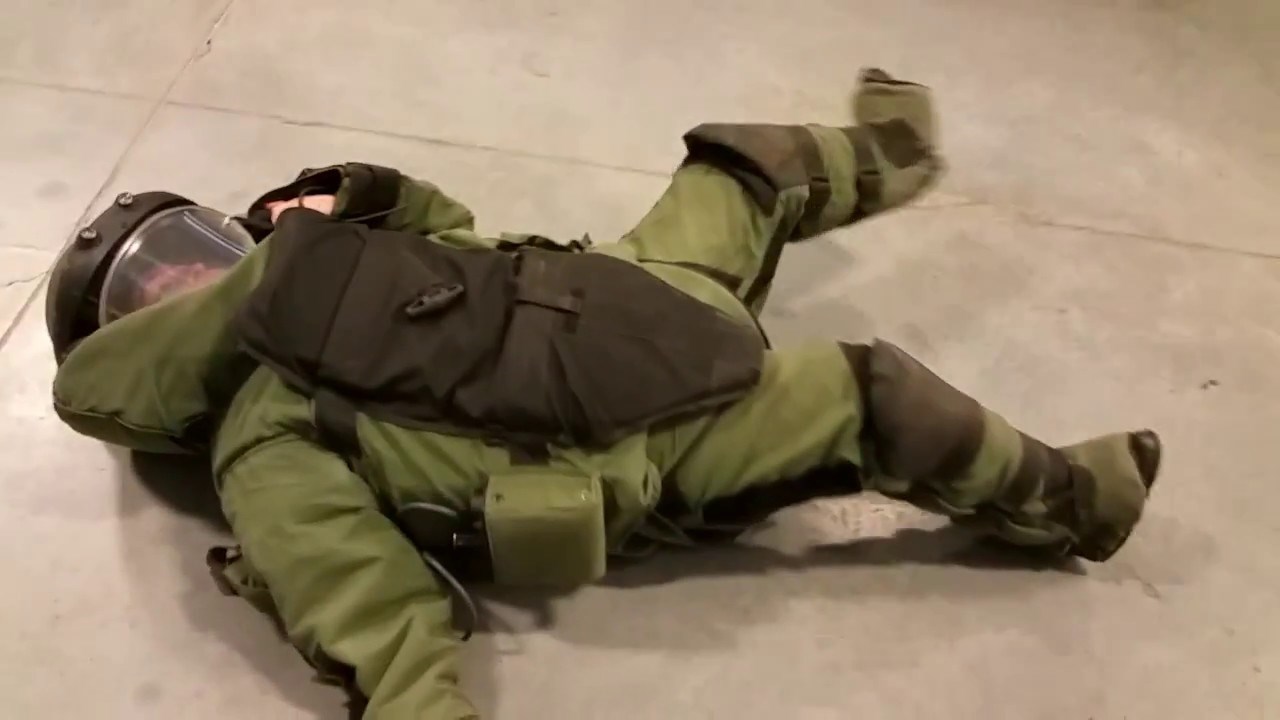 VIDEO Zaručnici je dao da obuče teško zaštitno odijelo pa snimao njene muke, nije se mogla ni podići!