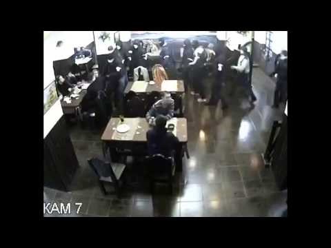 VIDEO Huligani uletjeli u restoran, a Rus mirno promatrao i ispijao pivu!