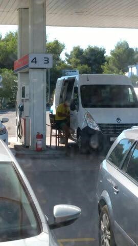 URNEBESNO Muškarac drugim vozačima pokazao kako točiti gorivo i potrošiti što manje kalorija!