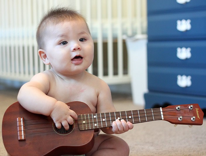 Budući roker zgrabio ukulele i lomi srca po jaslicama
