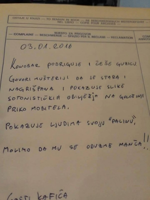 Konobar češe guzicu i pokazuje 'onu' stvar