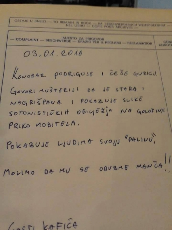 Konobar češe guzicu i pokazuje 'onu' stvar