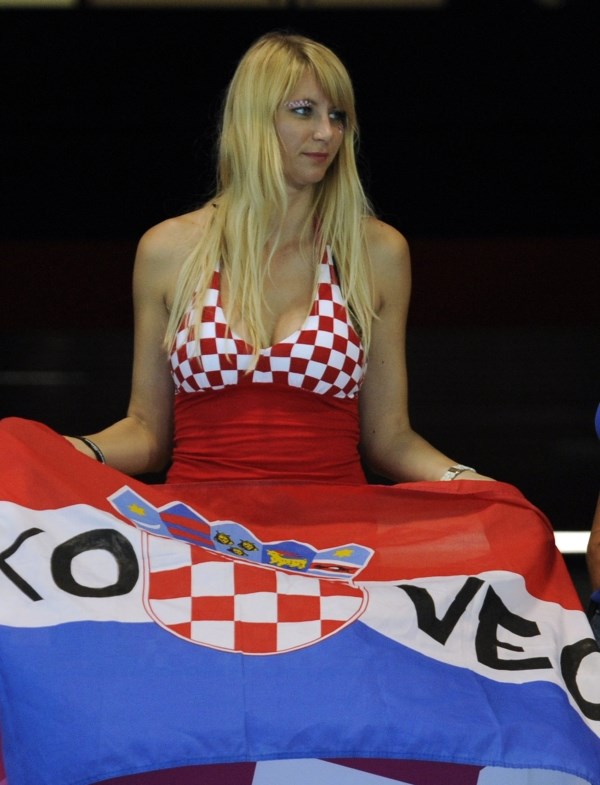 Prava Hrvatica: Podrška s tribina rukometnoj repki u Londonu