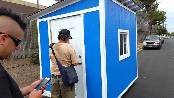 VIDEO Beskućniku i njegovim psima je napravio minijaturnu kućicu, evo kako ona izgleda