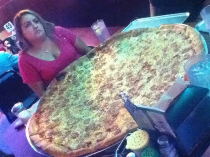 Žena s ogromnom pizzom: Veličina je ipak bitna