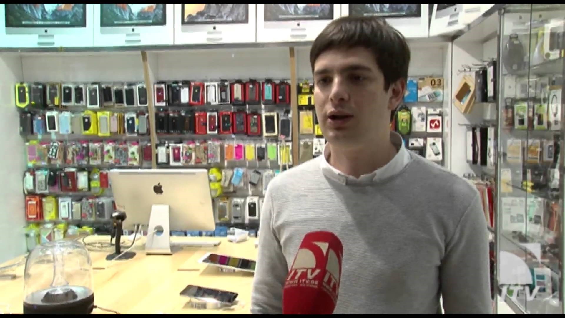 VIDEO: Pop daje blagoslov za kupljene mobitele