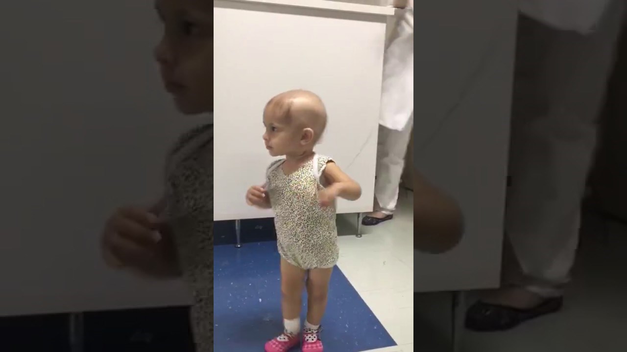 VIDEO Djevojčica koja boluje od raka se rasplesala kad joj je doktor počeo svirati ukulele