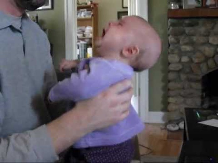 Najslađi video dana: Ovu bebu može smiriti jedino poznati reper!