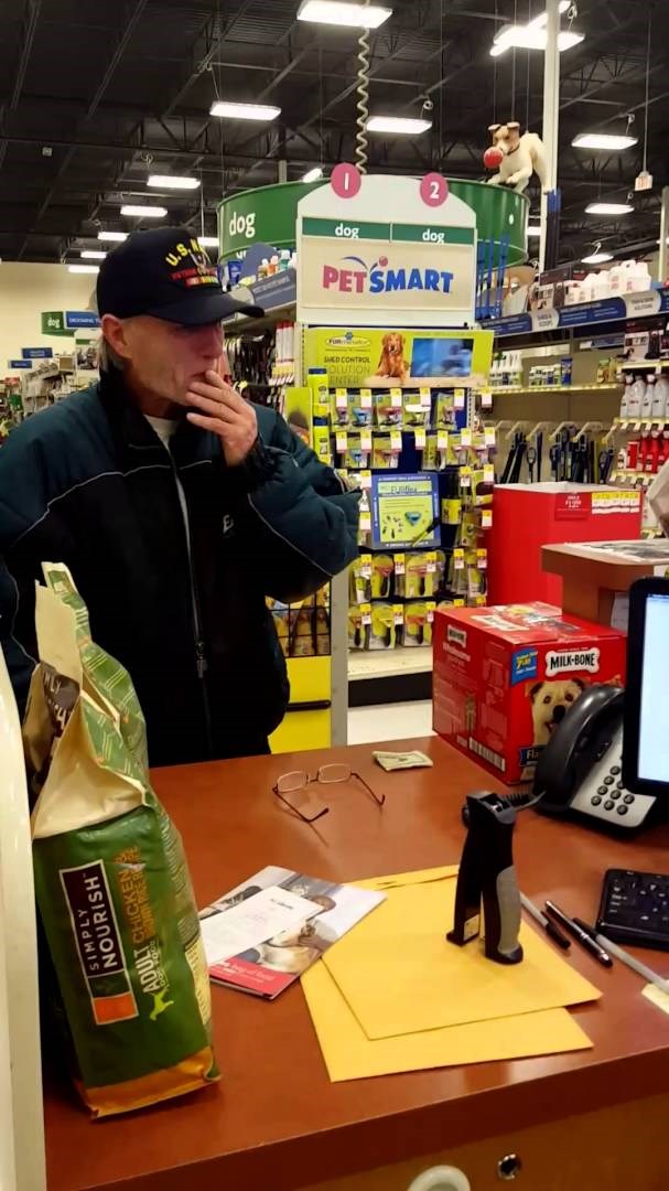 Siromašni veteran pokušao otkupiti svoje pse iz azila, odgovor volonterke ostavio ga je u šoku