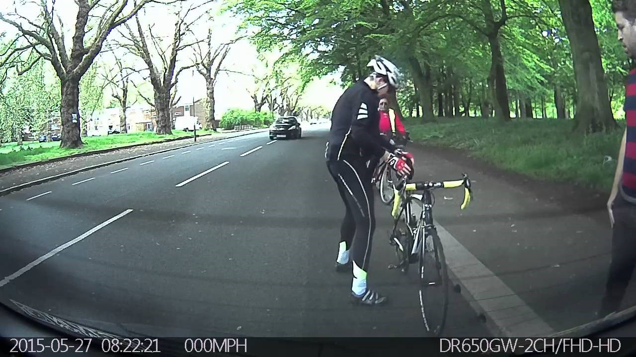 VIDEO Nikad čudniji prvi dan autoškole: Dok je slušao instruktora, biciklist mu se zabio u auto!