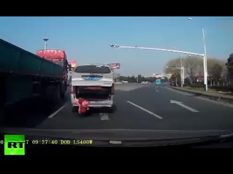 STRAVA I UŽAS: Dijete ispalo iz kombija nasred ceste 