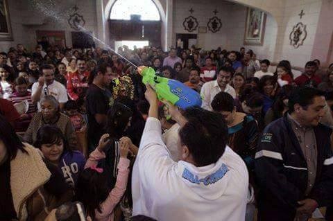 Kada dođe previše ljudi na misu, a svećeniku se baš žuri