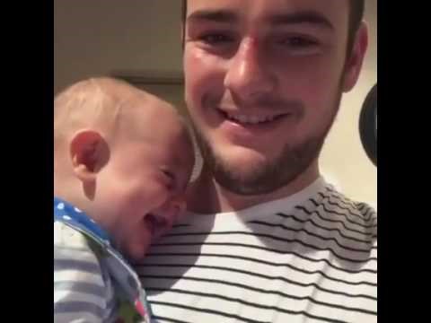 Umire od smijeha: Bebica obožava podrigivanje