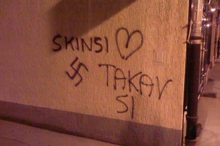 Ljubav liječi i najgore zlo: Debilima popravili natpis