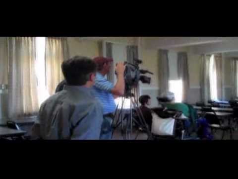 VIDEO Domaćin susreta izludio reportera stalnim tapšanjem po ramenu!