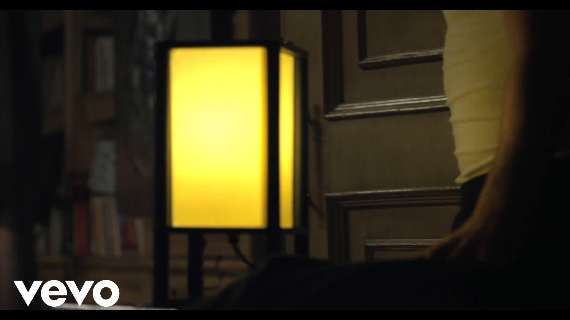 Vruća latino prognostičarka se skinula za golišavi seksi spot