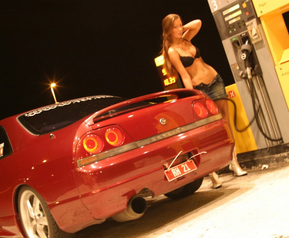 E, moj muški rode, polugola žena s dobrim autom toči sama!?