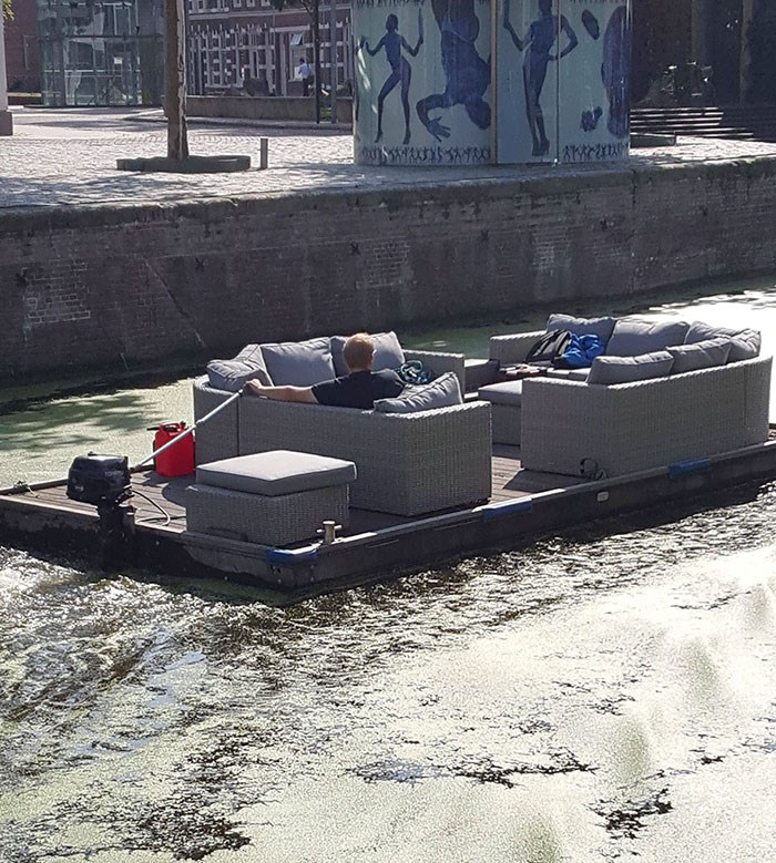 Muškarac snimljen kako plovi po gradu s najboljim splavom ikad