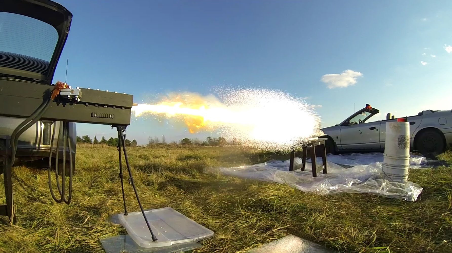 VIDEO: Dečki složili railgun, gađaju sve od auta do tanjura, eksplozije neizbježne