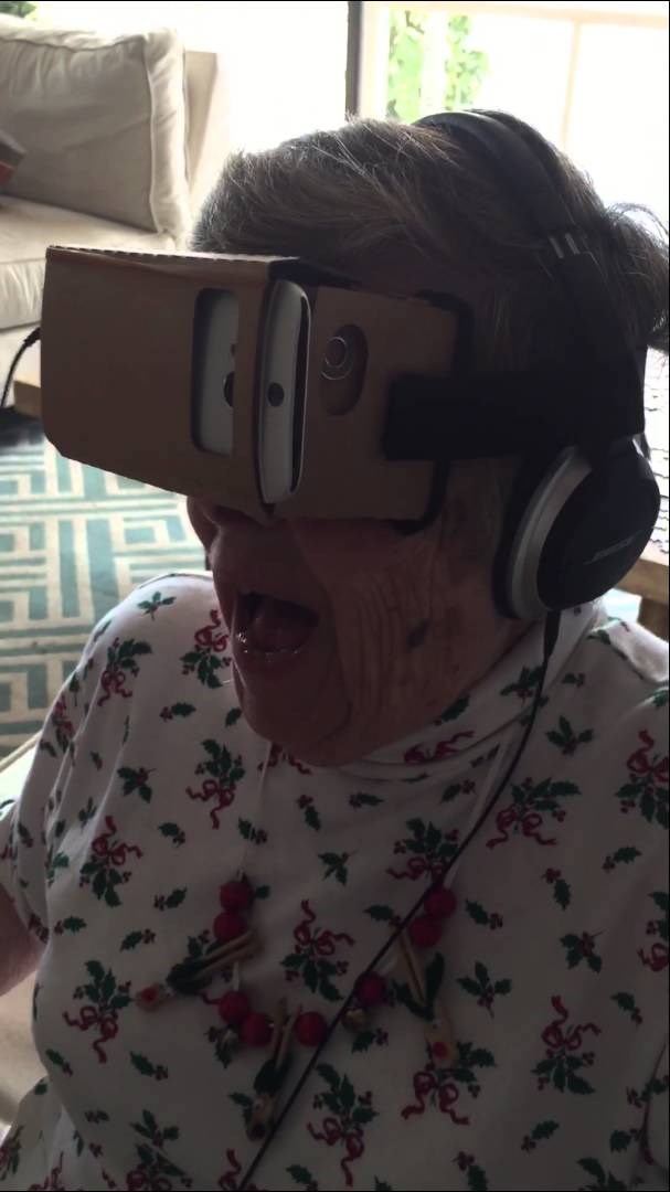 Baka vrišti kao sumanuta, prvi put isprobala naočale za virtualnu realnost