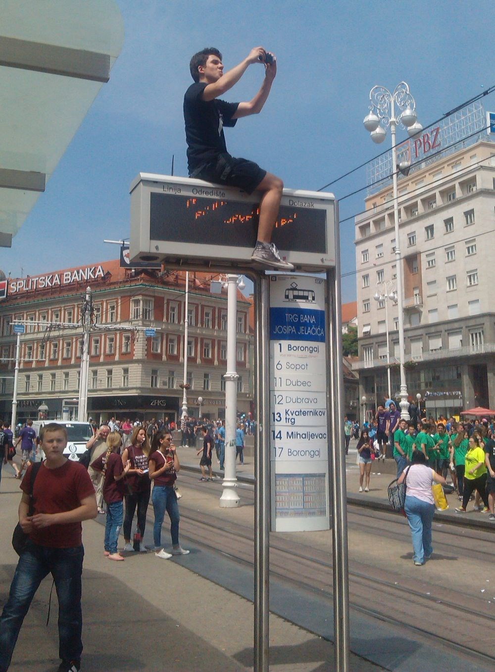 Maturante nije briga što će uništiti, glavno da se divlja