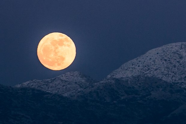 Ogromni pun Mjesec nad Mosorom