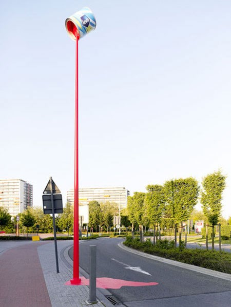 Potrudili se oko reklame: Kanta boje lebdi u zraku