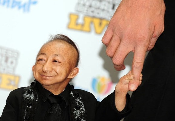 Najmanji čovjek na svijetu drži prst najvećeg čovjeka