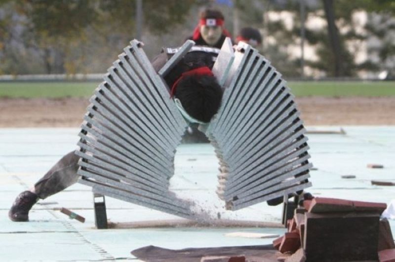 Glavom kroz zid: Čelenkom razbio 20 kamenih ploča