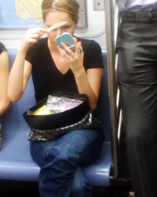 Žene stvarno žbukaju lice puderom