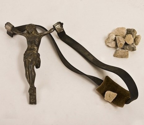 Isus praćka: Za baciti prvi kamen?