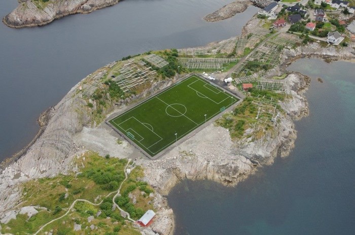 Nogometno igralište u Norveškoj smješteno je na neobičnom mjestu
