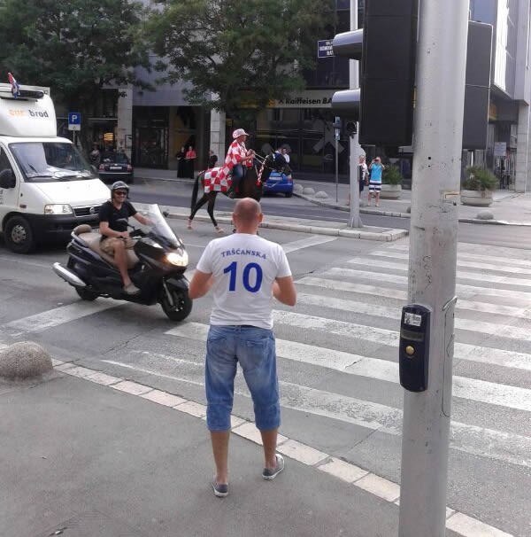 Neuhvatljivi hrvatski konjanik čeka zeleno na semaforu