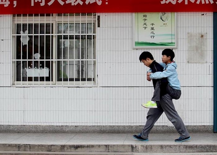Srednjoškolac svog prijatelja nosi na leđima u školu