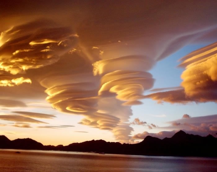 Oblaci u obliku šlaga na kolačima mame van