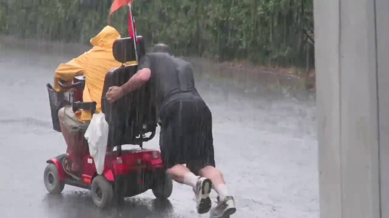 VIDEO: Po nevremenu je izašao van kako bi pomogao invalidu