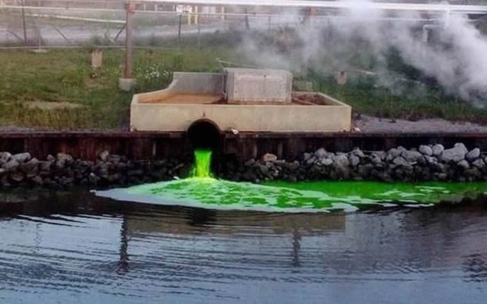 Ogavni zeleni mulj izlijeva se iz tvornice Citgo