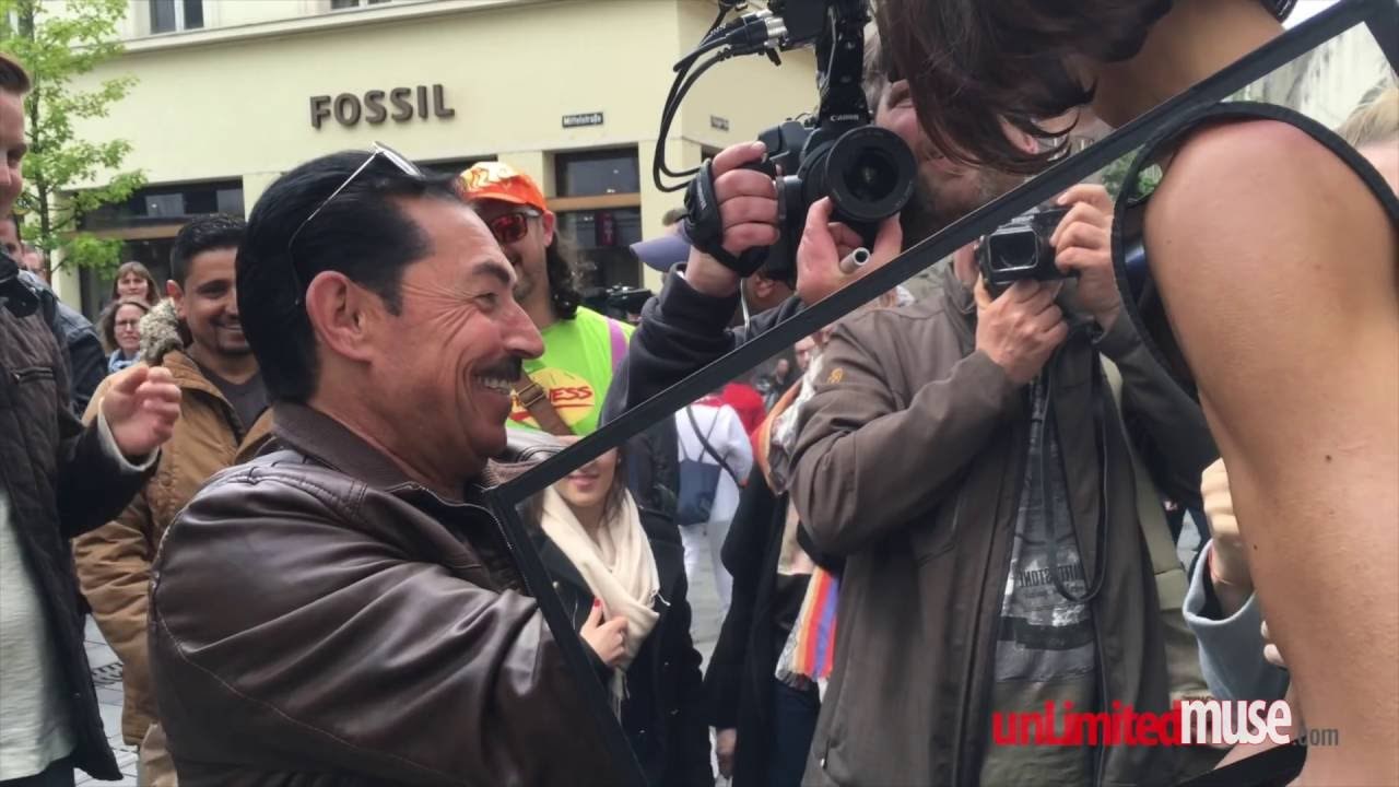 Uhićena jer je ljudima po cesti nudila da joj diraju sise