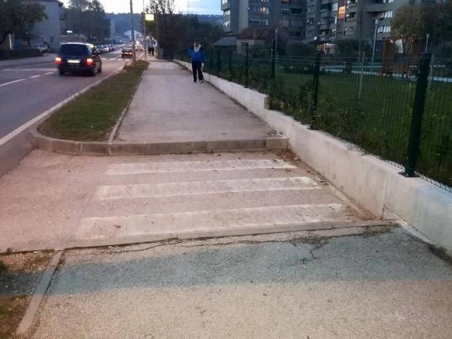 Ima li ovo vama smisla? Zbog čega je ovdje označen pješački prijelaz?