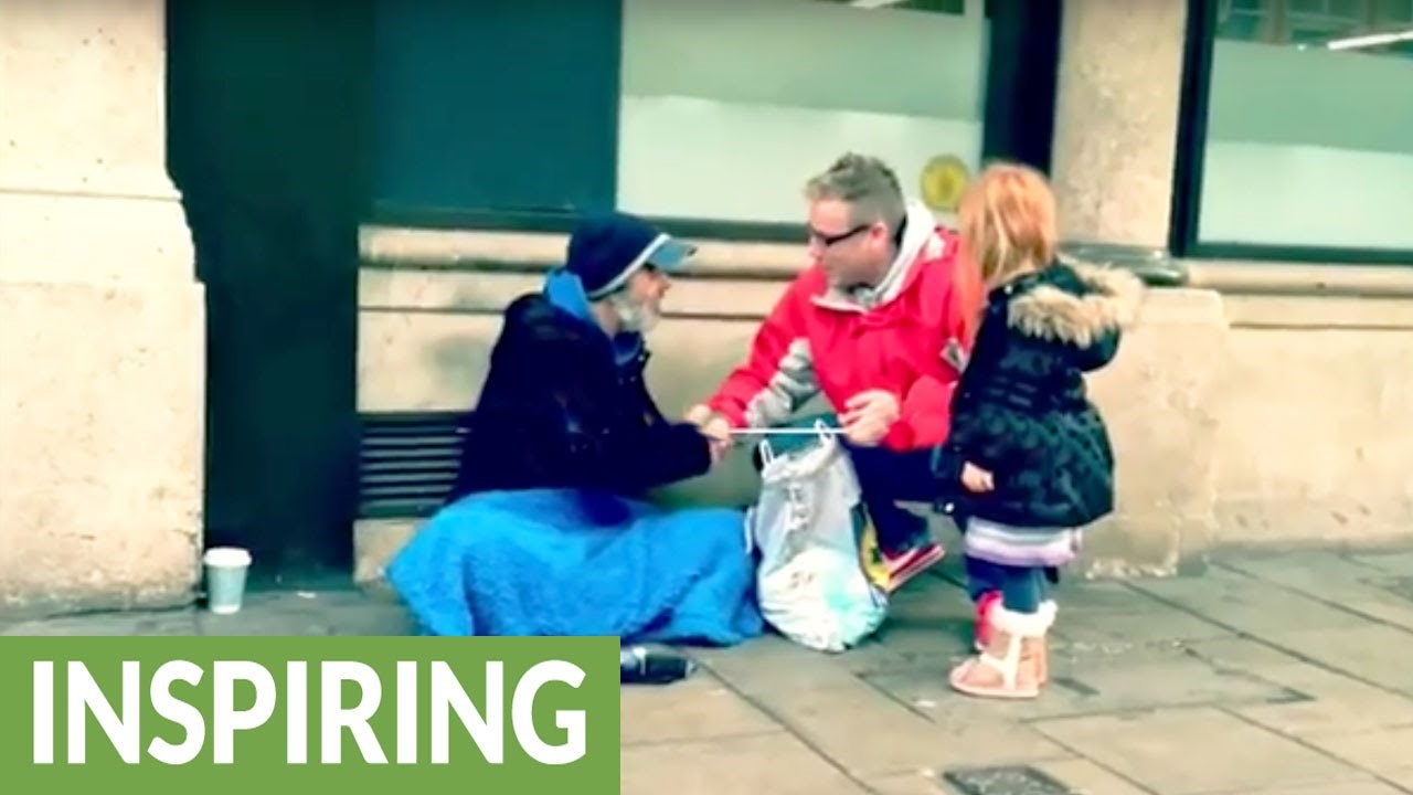 Vesela je djevojčica prišla beskućniku i iz vrećice izvukla nešto što će vas oduševiti
