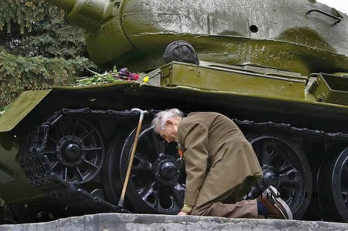 Stari veteran pred tenkom u kojem je nekada davno služio