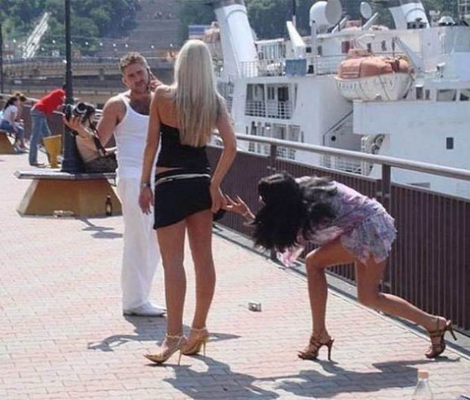 I žene su znatiželjne kad je guz u pitanju