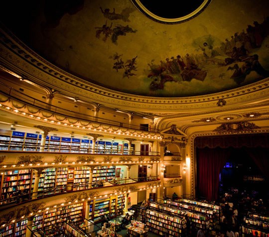 Kazalište pretvoreno u ušminkanu knjižaru