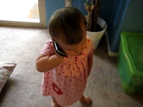 VIDEO: Beba demonstrirala poseban jezik za pričanje s tatom na mobitel