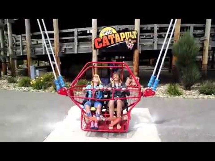 VIDEO U zabavnom parku su sjeli na katapult, čudo im je spasilo život u zadnjoj sekundi!