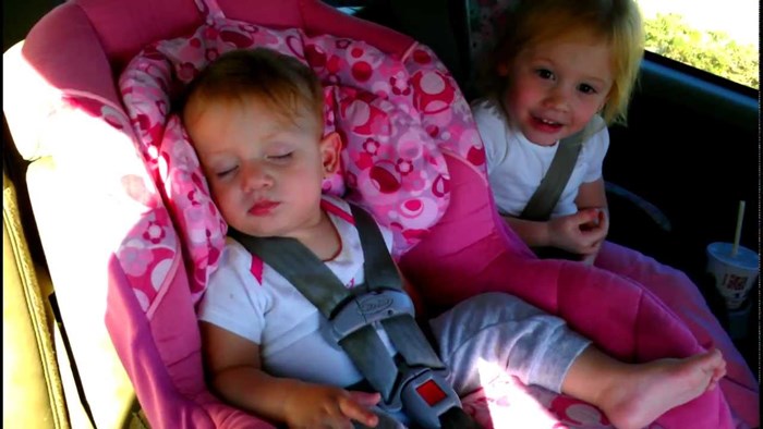 URNEBESNA REAKCIJA: Beba je čvrsto spavala u autu, a onda je zasvirala njena omiljena pjesma!