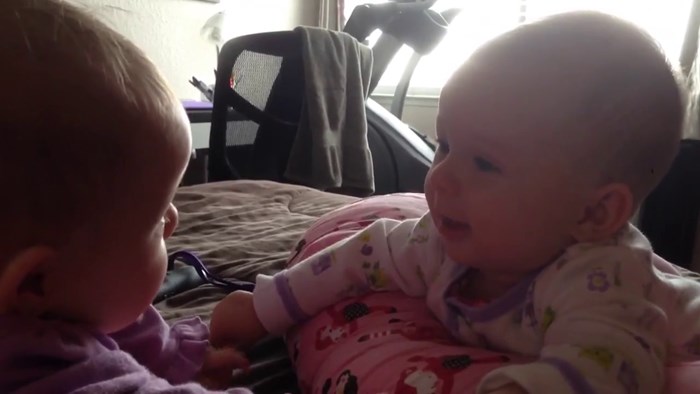 VIDEO Bebe imaju svoj prvi razgovor, s oduševljenjem se gledaju i drže za rukice