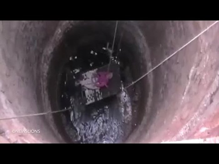 VIDEO Starica je pala u bunar, hrabri mladići su odmah skočili kako bi je spasili!